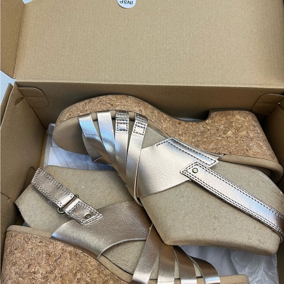 Lovely Clark's dressy sandals! - Picture 4 of 5